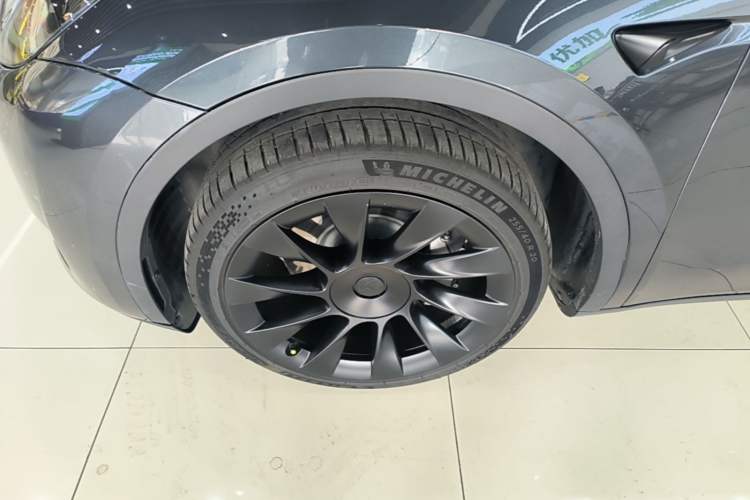 Used Tesla Model Y 2024 Long-Range All-Wheel-Drive Version Exterior 4