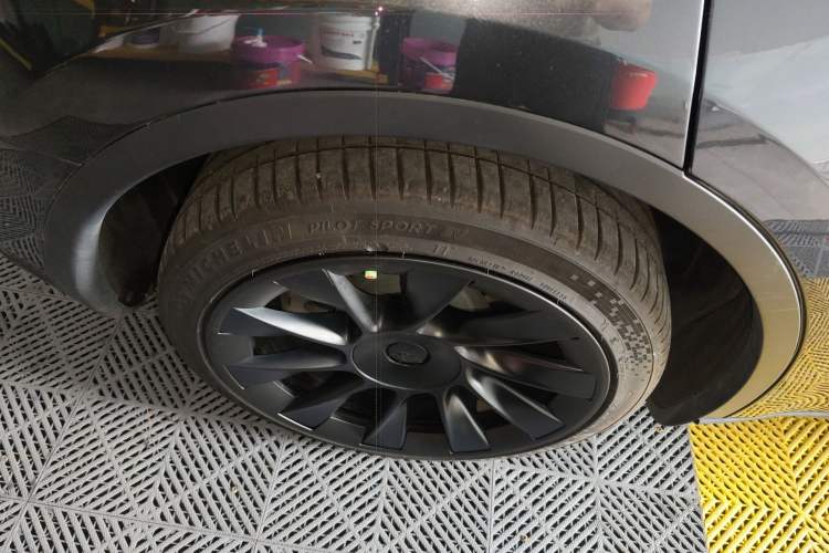 Used Tesla Model Y 2024 Long-Range All-Wheel-Drive Version Exterior 5