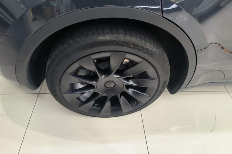 Used Tesla Model Y 2024 Long-Range All-Wheel-Drive Version Exterior 5