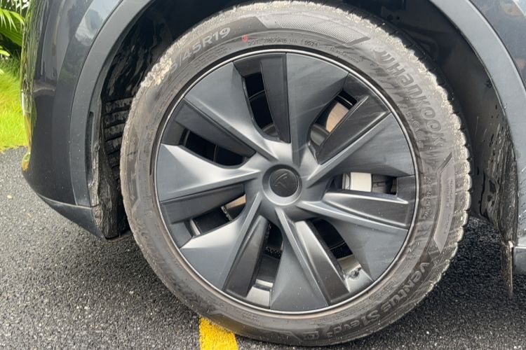 Used Tesla Model Y 2024 Long-Range All-Wheel-Drive Version Exterior 6