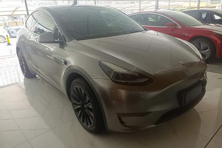 Used Tesla Model Y 2024 Long-Range All-Wheel-Drive Version Front Right 45 Deg