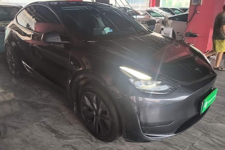 Used Tesla Model Y 2024 Rear-Wheel-Drive Version Front Right 45 Deg