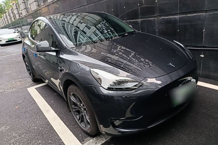 Used Tesla Model Y 2024 Long-Range All-Wheel-Drive Version Front Right 45 Deg