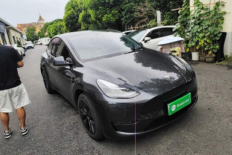 Used Tesla Model Y 2024 Long-Range All-Wheel-Drive Version Front Right 45 Deg