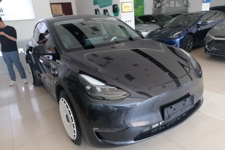 Used Tesla Model Y 2024 Long-Range All-Wheel-Drive Version Front Right 45 Deg