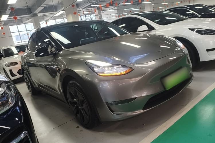 Used Tesla Model Y 2024 Long-Range All-Wheel-Drive Version Front Right 45 Deg