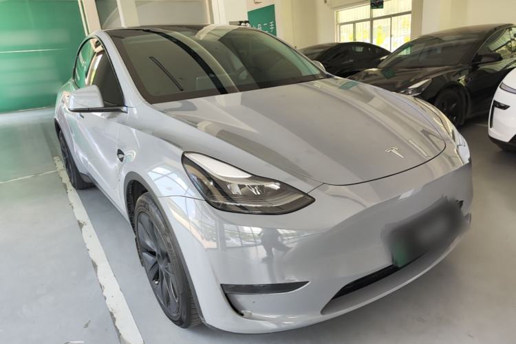 Used Tesla Model Y 2024 Long-Range All-Wheel-Drive Version Front Right 45 Deg