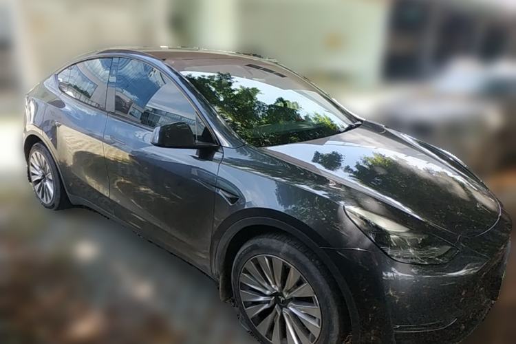 Used Tesla Model Y 2024 Long-Range All-Wheel-Drive Version Front Right 45 Deg