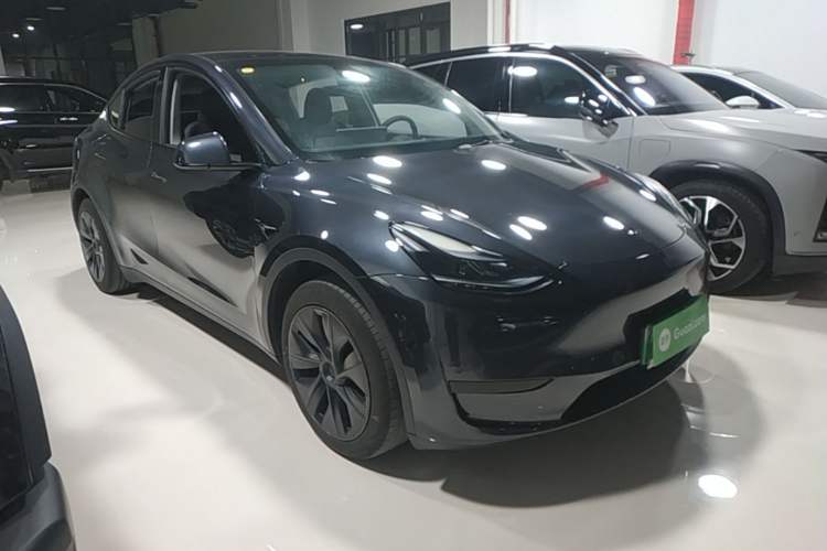 Used Tesla Model Y 2024 Rear-Wheel-Drive Version Front Right 45 Deg