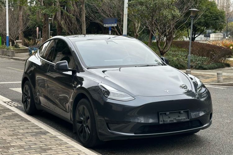 Used Tesla Model Y 2024 Rear-Wheel-Drive Version Front Right 45 Deg