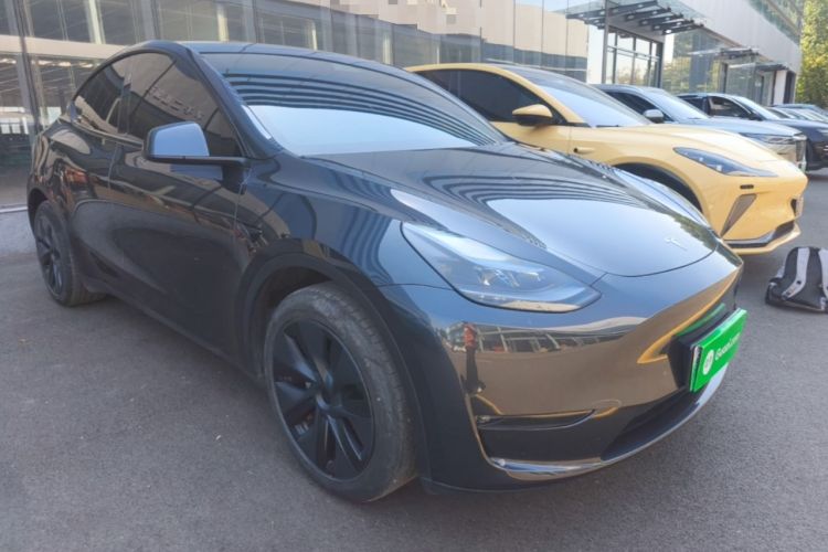 Used Tesla Model Y 2024 Long-Range All-Wheel-Drive Version Front Right 45 Deg