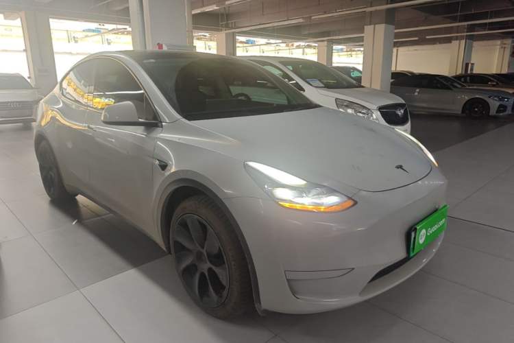 Used Tesla Model Y 2024 Rear-Wheel-Drive Version Front Right 45 Deg