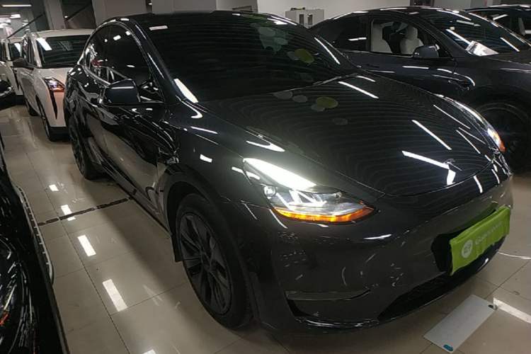Used Tesla Model Y 2024 Long-Range All-Wheel-Drive Version Front Right 45 Deg