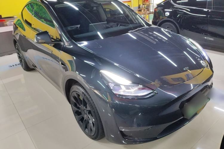 Used Tesla Model Y 2024 Long-Range All-Wheel-Drive Version Front Right 45 Deg