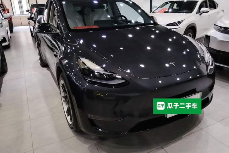 Used Tesla Model Y 2024 Long-Range All-Wheel-Drive Version Front Right 45 Deg