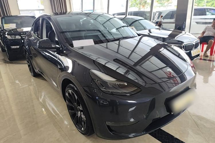Used Tesla Model Y 2024 Long-Range All-Wheel-Drive Version Front Right 45 Deg