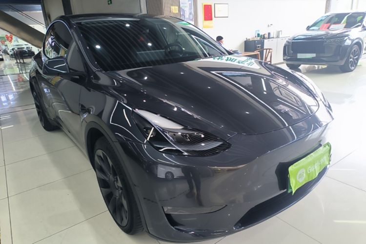 Used Tesla Model Y 2024 Long-Range All-Wheel-Drive Version Front Right 45 Deg
