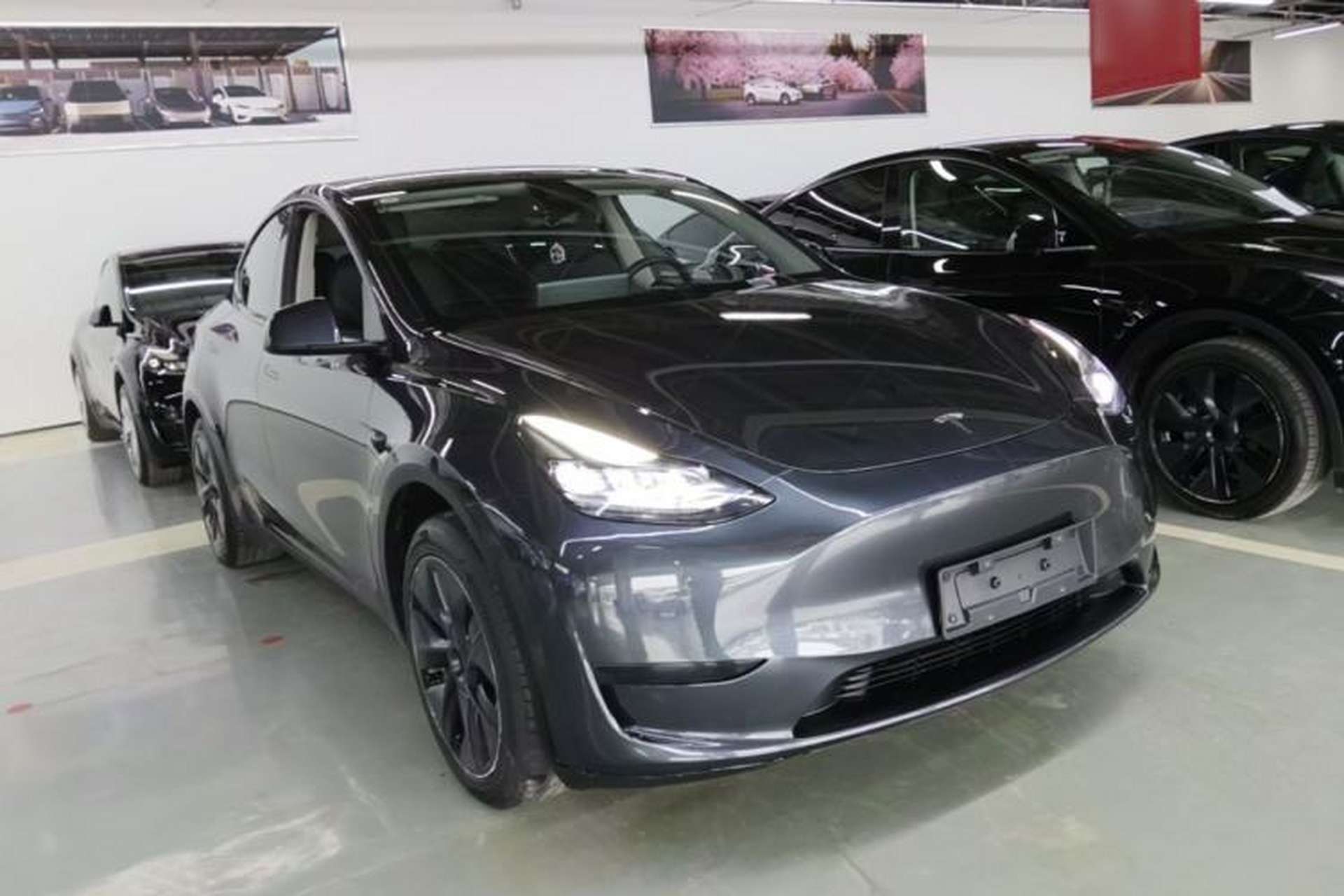 Used Tesla Model Y 2024 Rear-Wheel-Drive Version Front Right 45 Deg