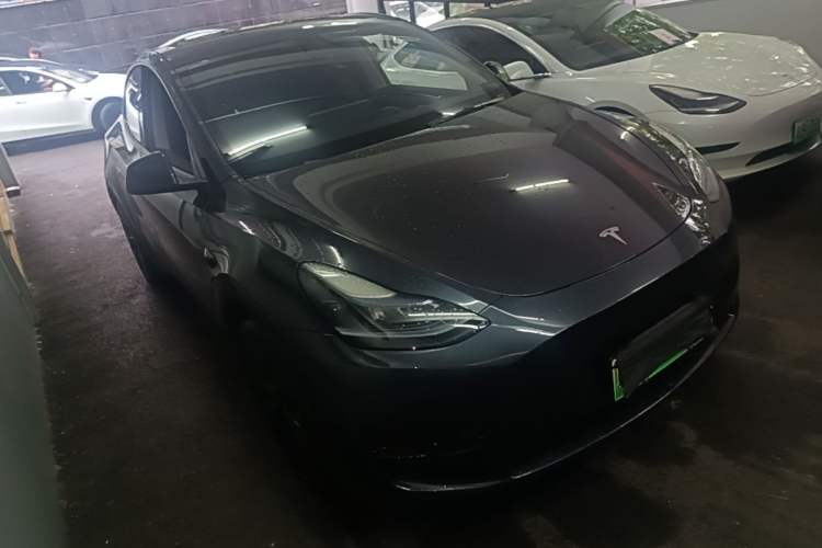 Used Tesla Model Y 2024 Long-Range All-Wheel-Drive Version Front Right 45 Deg
