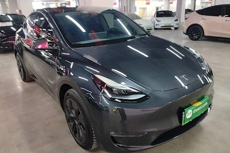 Used Tesla Model Y 2024 Long-Range All-Wheel-Drive Version Front Right 45 Deg