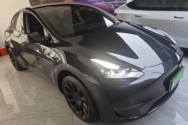 Used Tesla Model Y 2024 Long-Range All-Wheel-Drive Version Front Right 45 Deg