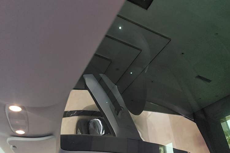 Used Tesla Model Y 2024 Long-Range All-Wheel-Drive Version Headliner