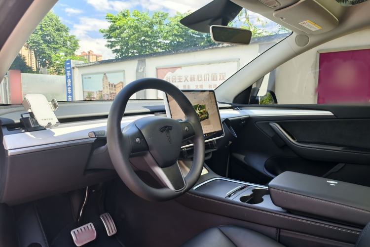 Used Tesla Model Y 2024 Rear-Wheel-Drive Version Interior 1