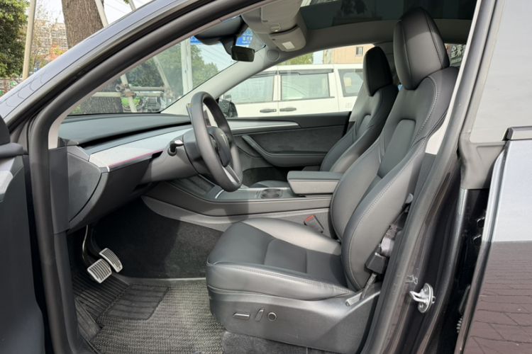 Used Tesla Model Y 2024 Rear-Wheel-Drive Version Interior 1
