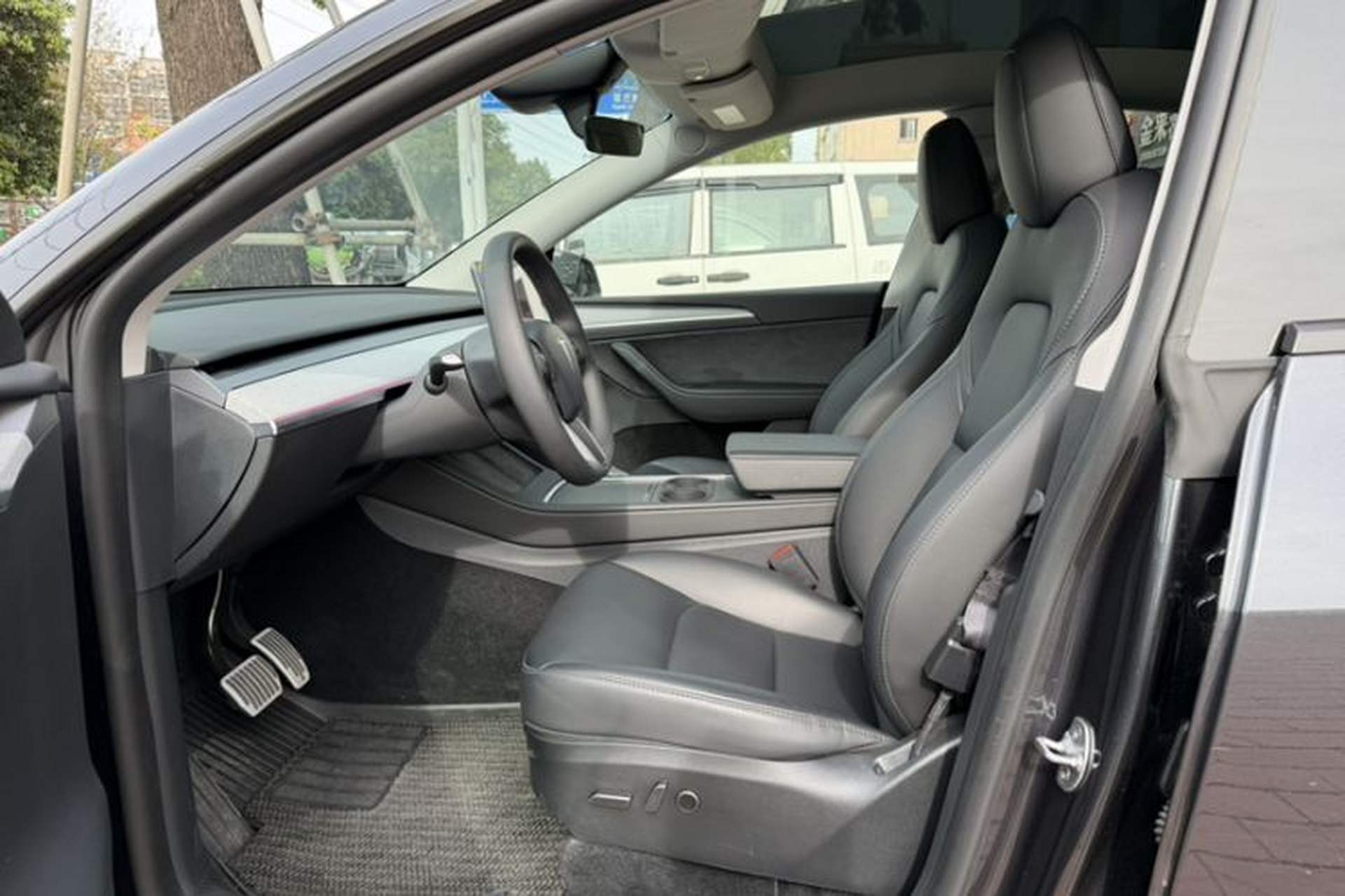 Used Tesla Model Y 2024 Rear-Wheel-Drive Version Interior 1