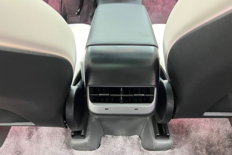 Used Tesla Model Y 2024 Long-Range All-Wheel-Drive Version Interior 1