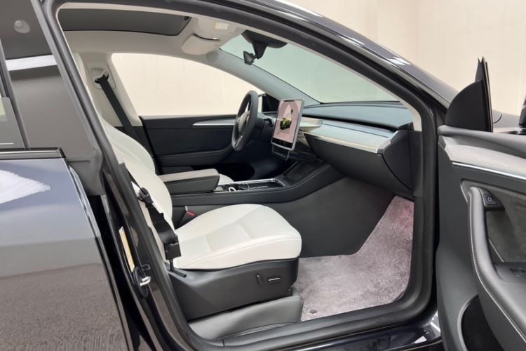 Used Tesla Model Y 2024 Long-Range All-Wheel-Drive Version Interior 10