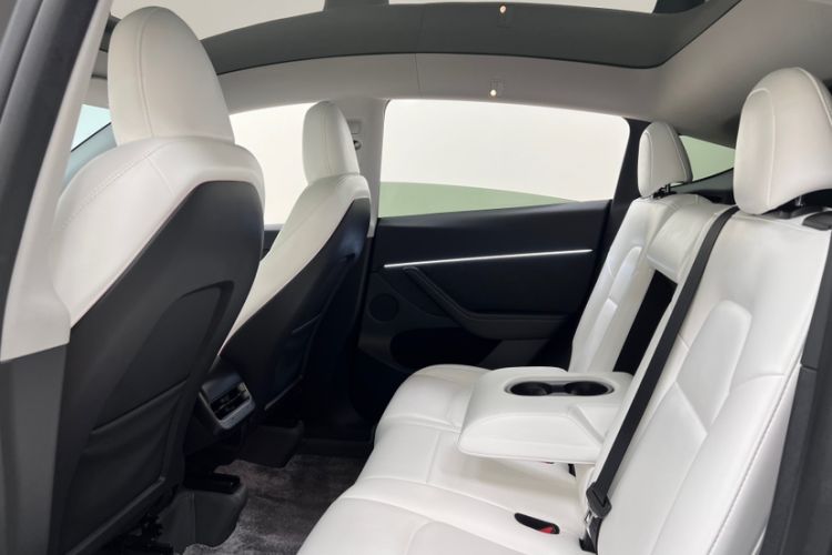 Used Tesla Model Y 2024 Long-Range All-Wheel-Drive Version Interior 11