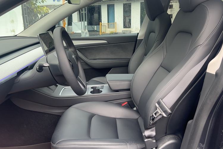 Used Tesla Model Y 2024 Long-Range All-Wheel-Drive Version Interior 2