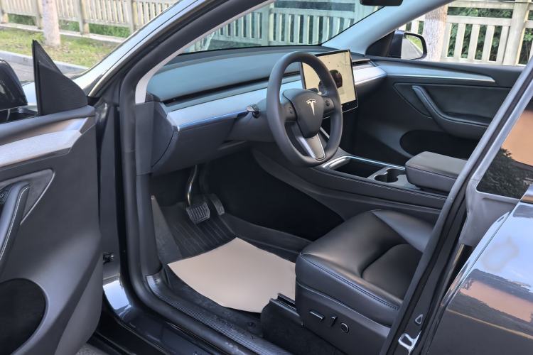 Used Tesla Model Y 2024 Rear-Wheel-Drive Version Interior 2