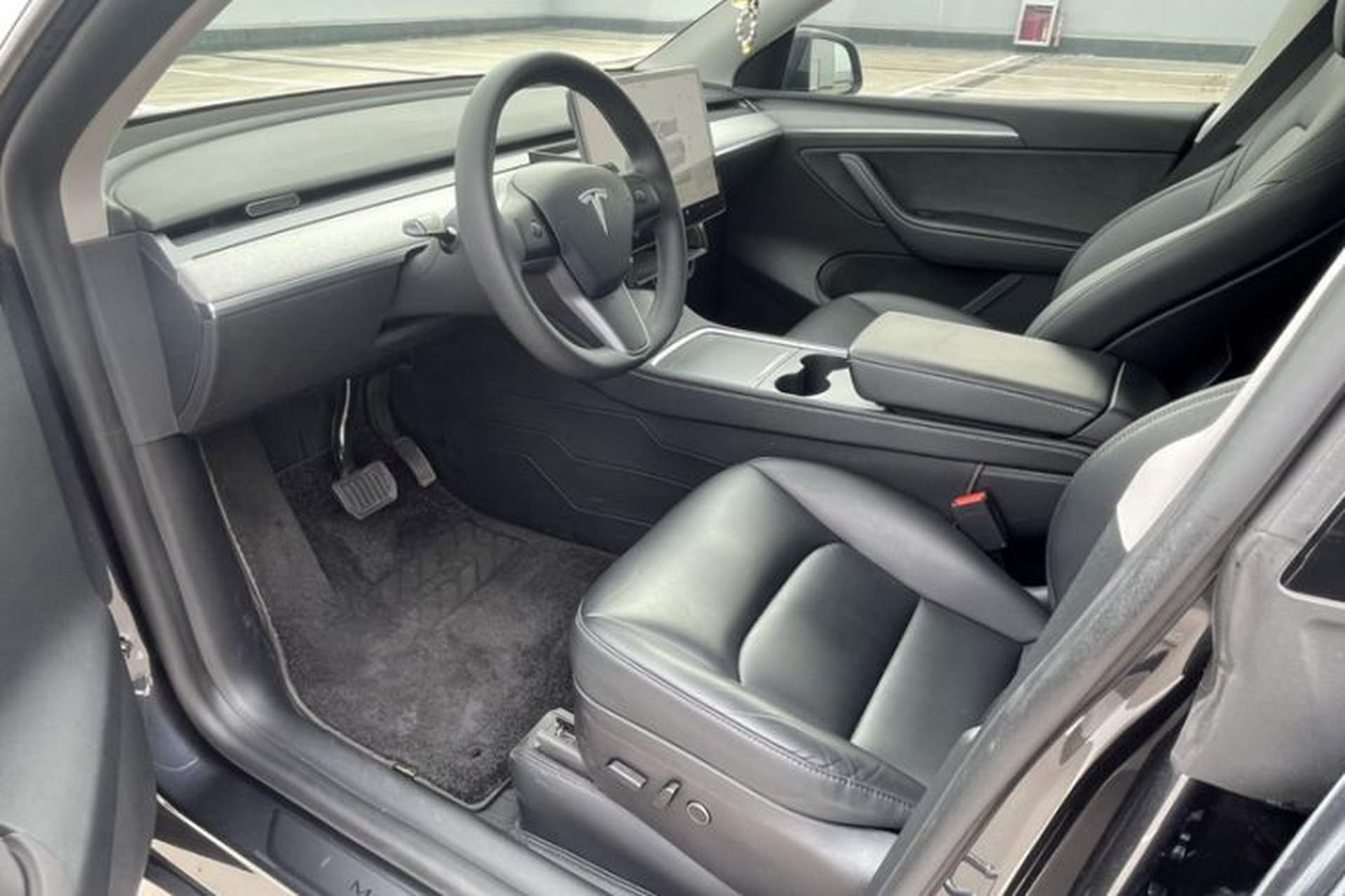 Used Tesla Model Y 2024 Rear-Wheel-Drive Version Interior 2