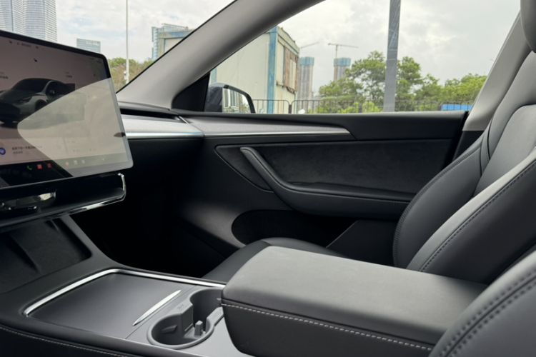 Used Tesla Model Y 2024 Rear-Wheel-Drive Version Interior 2