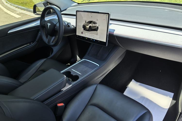 Used Tesla Model Y 2024 Rear-Wheel-Drive Version Interior 2