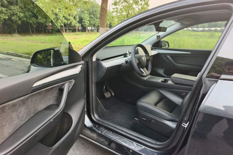 Used Tesla Model Y 2024 Rear-Wheel-Drive Version Interior 2