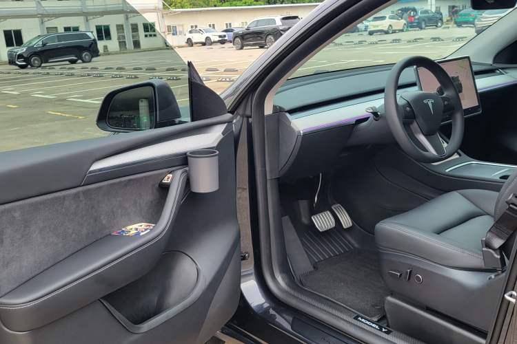 Used Tesla Model Y 2024 Rear-Wheel-Drive Version Interior 2