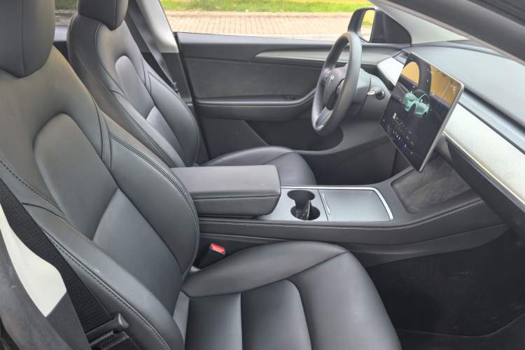 Used Tesla Model Y 2024 Rear-Wheel-Drive Version Interior 2