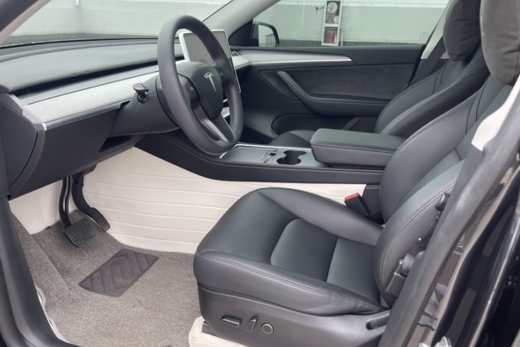 Used Tesla Model Y 2024 Rear-Wheel-Drive Version Interior 2
