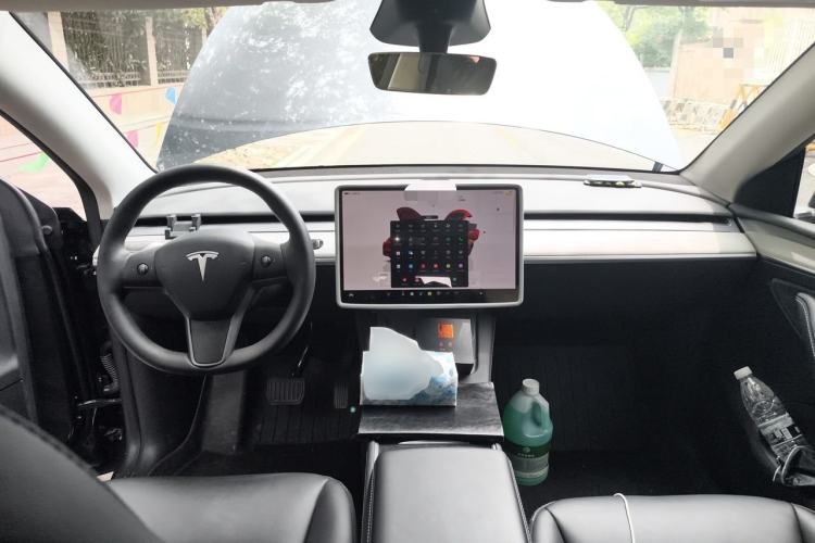 Used Tesla Model Y 2024 Long-Range All-Wheel-Drive Version Interior 2