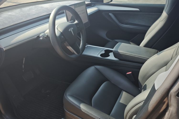 Used Tesla Model Y 2024 Rear-Wheel-Drive Version Interior 2