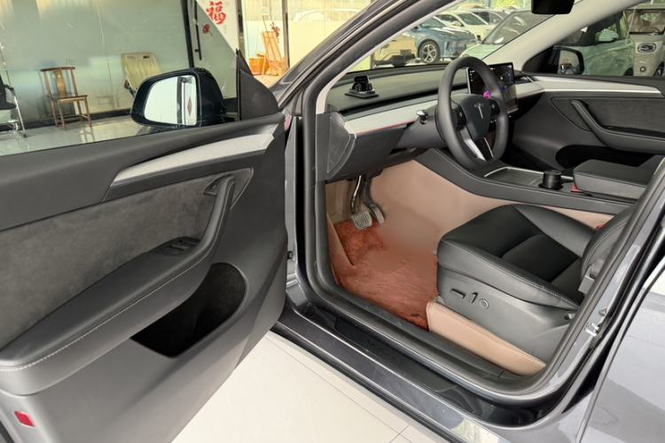 Used Tesla Model Y 2024 Rear-Wheel-Drive Version Interior 2