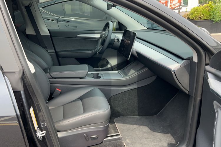 Used Tesla Model Y 2024 Long-Range All-Wheel-Drive Version Interior 2