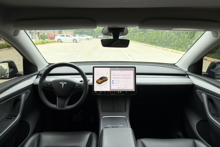 Used Tesla Model Y 2024 Rear-Wheel-Drive Version Interior 2