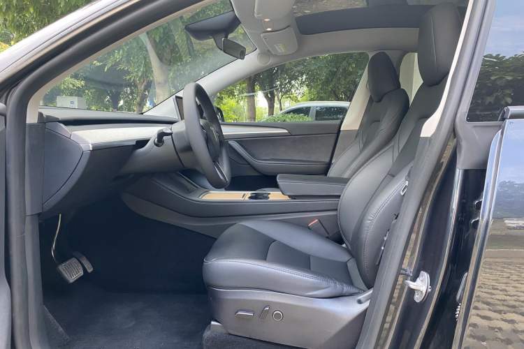 Used Tesla Model Y 2024 Rear-Wheel-Drive Version Interior 2