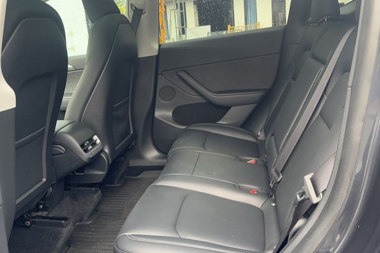 Used Tesla Model Y 2024 Long-Range All-Wheel-Drive Version Interior 3