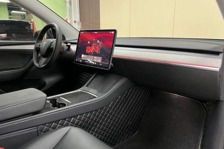 Used Tesla Model Y 2024 Long-Range All-Wheel-Drive Version Interior 3