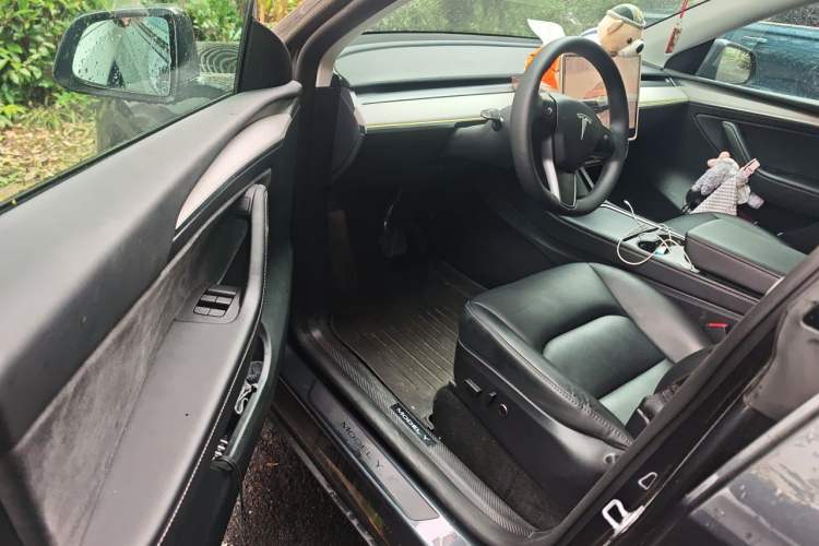 Used Tesla Model Y 2024 Long-Range All-Wheel-Drive Version Interior 3